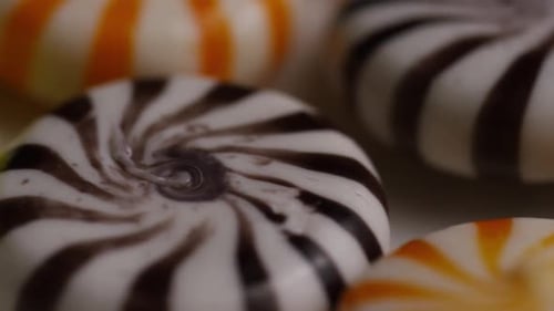 Foto rotativa de uma mistura colorida de vários doces duros