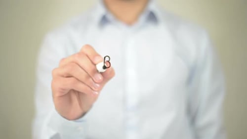 Geschäftsziele, Geschäftsmann schreibt auf transparentem Bildschirm
