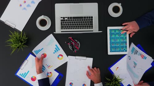 Geschäftsleute planen Finanzstrategie