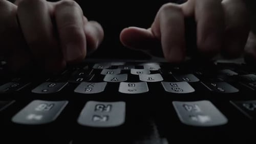 Tippen in Nahaufnahme auf der Tastatur mit den Hauptfingern. Makro-Dolly-Aufnahme mit weichem Fokus
.