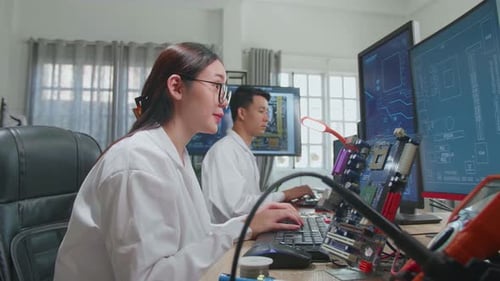 Entwicklungseinrichtung: Asiatische Ingenieurin arbeitet am Computer mit CAD-Programmiersoftware