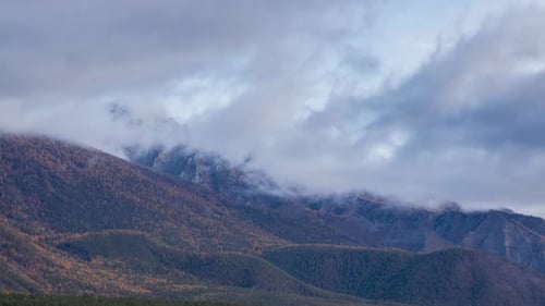 timelapse de niebla en las montañas
