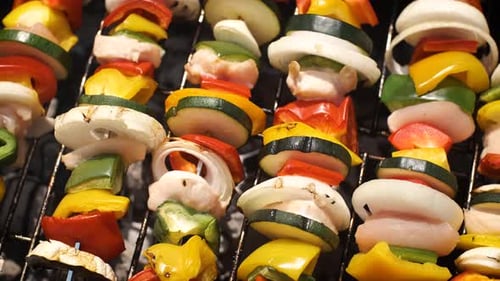 Mehrere bunte und leckere gegrillte Shashliks auf Sommergrill im Freien