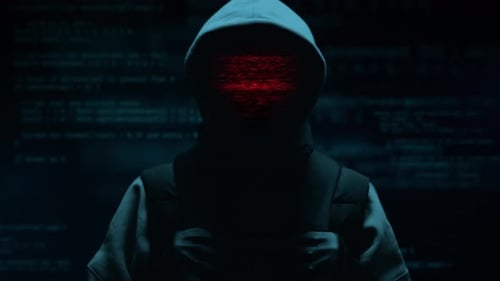 Hacker de computador com capuz