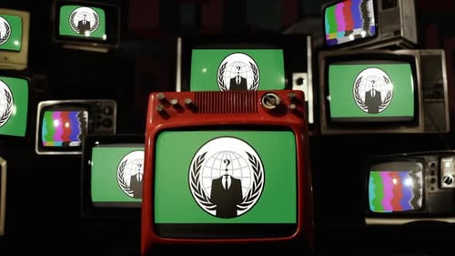 TVs antigas empilhadas transmitindo bandeiras anônimas