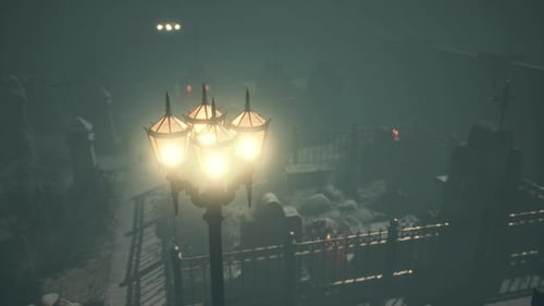 Très vieux cimetière brumeux et effrayant dans le brouillard la nuit