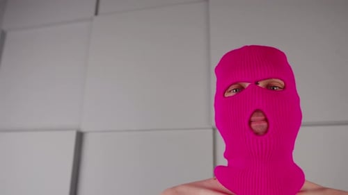 Porträt eines unkenntlichen Mannes in rosa Sturmhaube