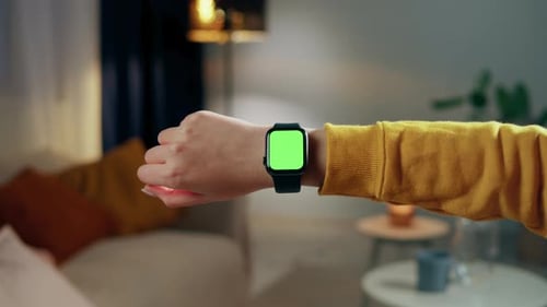 Mujer usando Smartwatch con Chroma Key Closeup