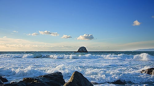 Wellen und Insel
