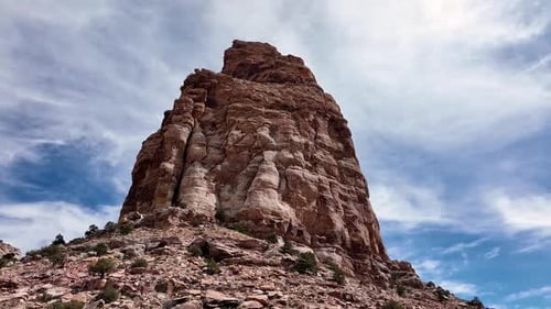 Regarder et tourner autour de la tour de la falaise du désert dans le désert de l'Utah