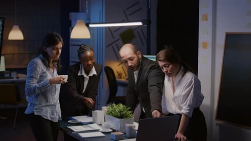 Negócios Diverso Trabalho em Equipe Resolvendo Estratégia de Gestão Analisando Gráficos da Empresa