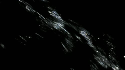 Erstaunlicher Wasserstrahl fällt und spritzt in Zeitlupe vor einem hinterleuchteten schwarzen Hintergrund. Wunderschön