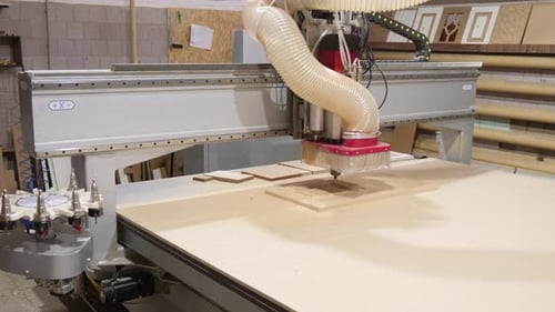 Moderne Holzbearbeitungsmaschine mit CNC - Zeitraffervideo