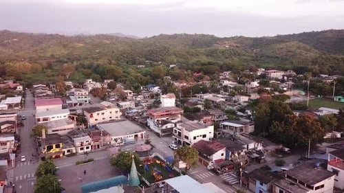 Paisagem da paisagem da cidade com montanha da floresta no fundo pela ilha de Olon, no Equador. - Aer
