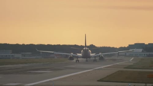 Flugzeuglandung am frühen Morgen