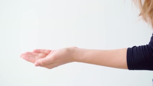 Mulher aplicando gel desinfetante para as mãos contra fundo branco