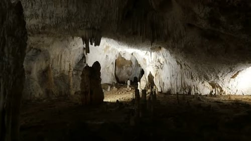 Bereich tief in der unterirdischen Höhle 3840X2160 UHD-Kippaufnahmen - Langsame Neigung auf alten Formationen