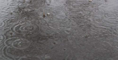 Regen fällt in der Stadt 3