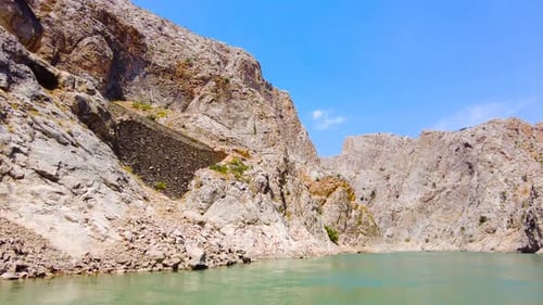 Riesige steile Klippenschlucht im Euphrat Delta Dramatisches geologisches Wunder in der Türkei