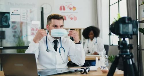 Médico graba un Vídeo en la cámara para una audiencia de Internet y explicaba cómo usar una máscara protectora