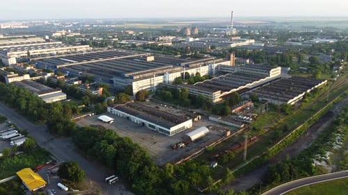 Flug mit Drohnenansicht über Industriegebiet am Sommermorgen