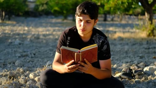 Mann liest Koran im Freien