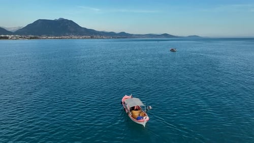 Fischerboot geht zum Meer Luftbild Türkei Alanya 4 K