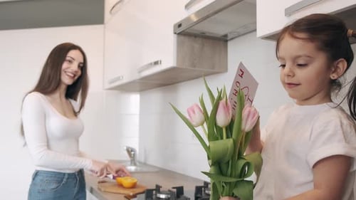 Uma linda filha está fazendo um presente para a mãe