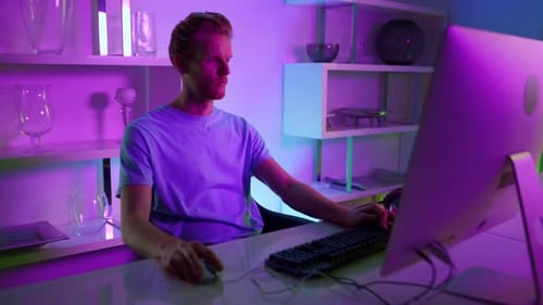 Freelancer Working Neonlichterzimmer