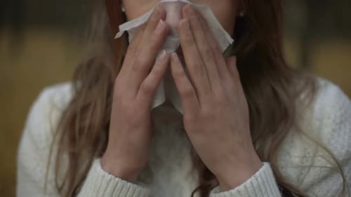 Fille souffrant d'écoulement nasal et de larme, symptôme d'un virus saisonnier