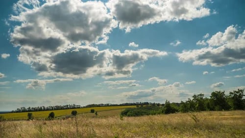 Bewegte Wolken am blauen Himmel über Landschaftsfeldern. Zeitraffer. Tolles ländliches Tal.
Ukraine