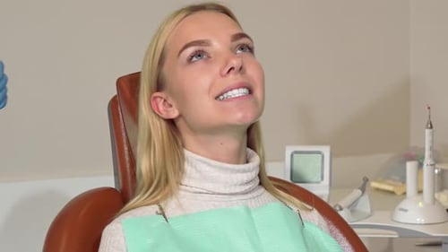 Junge Frau lässt ihre Zähne von einem professionellen Zahnarzt überprüfen