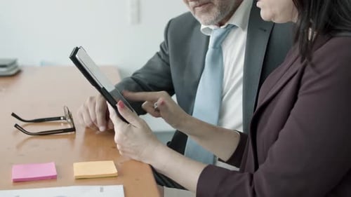Hände eines Geschäftsmannes und einer Geschäftsfrau mit Tablet