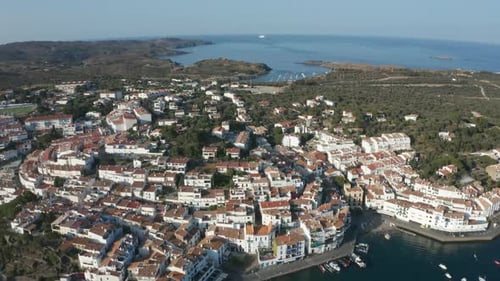 Drohnenblick auf die wunderschöne Küstenstadt Cadaques