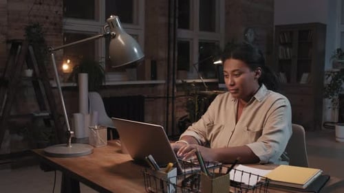 Portrait d'une femme afro travaillant de nuit