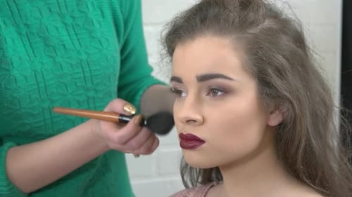 Pinceau de maquillage à la main