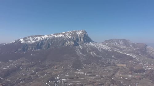 Vidéo du Drone 4K Mountain Stol et ciel bleu clair