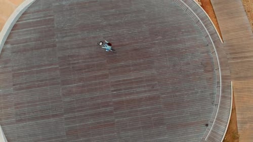 Cycliste, une femme se promène à vélo, s'amuse et profite de la vie. Tir aérien. Géométrique