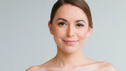 Belle fille naturelle et souriante posant