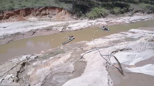 Extraktionsausrüstung pumpt Sand aus dem flachen Fluss