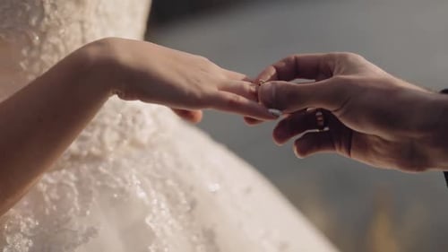 Der
Bräutigam legt der Braut einen Verlobungsring an. Hochzeitspaar