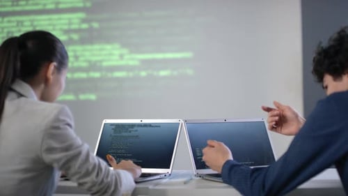 Schüler, die im Unterricht an Laptops arbeiten