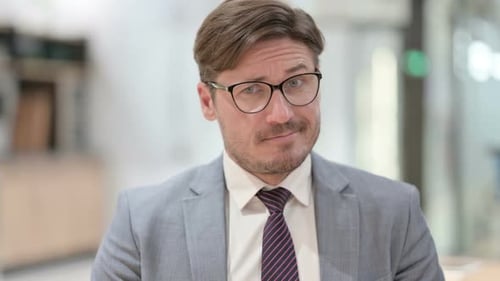 Porträt eines Geschäftsmannes, der per Kopfschütteln Nein sagt