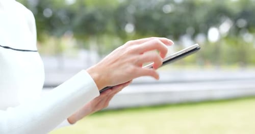 Frau nutzt digitalen Tablet-Computer