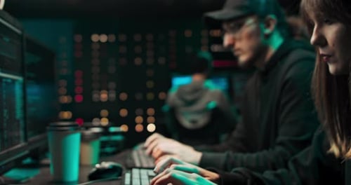 Hackers fazendo fraude de criptomoeda usando software de vírus e blockchain de interface de computador