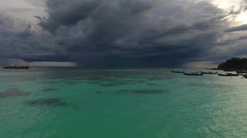 Über Meer zum Gewitter am Horizont fliegen