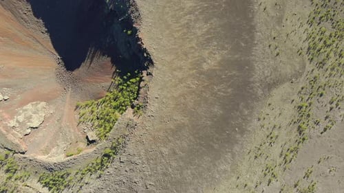 Cratère de montagne volcanique formé par des roches de lave