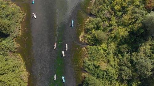 Pessoas navegando nos barcos em Narrow River