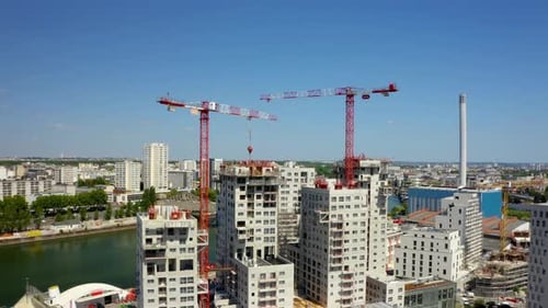 Vuelo aéreo sobre un nuevo sitio de desarrollo de construcciones