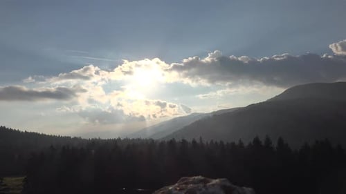 Crêtes montagneuses successives à l'après-midi